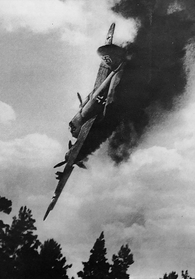 Сбитый немецкий бомбардировщик Ю-88.