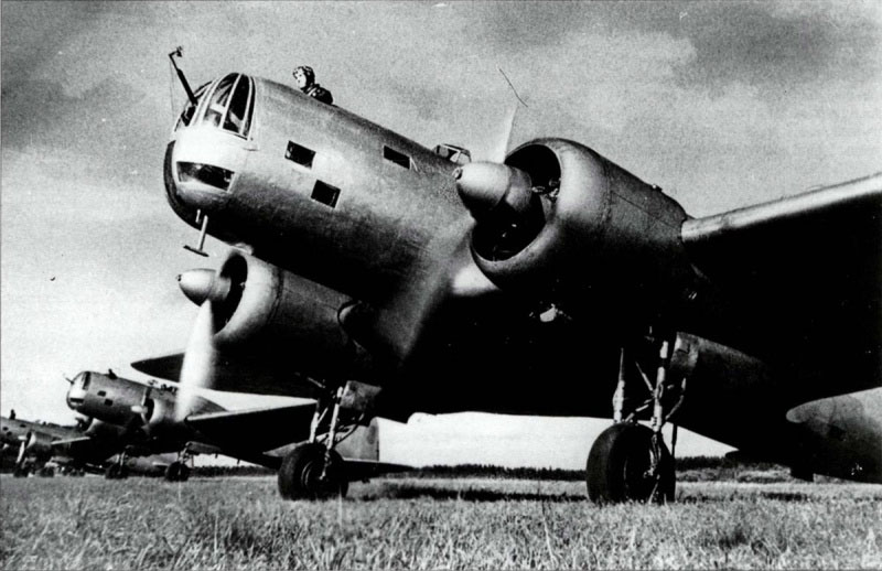 Эскадрилья советских бомбардировщиков ДБ-3А готовится к вылету.