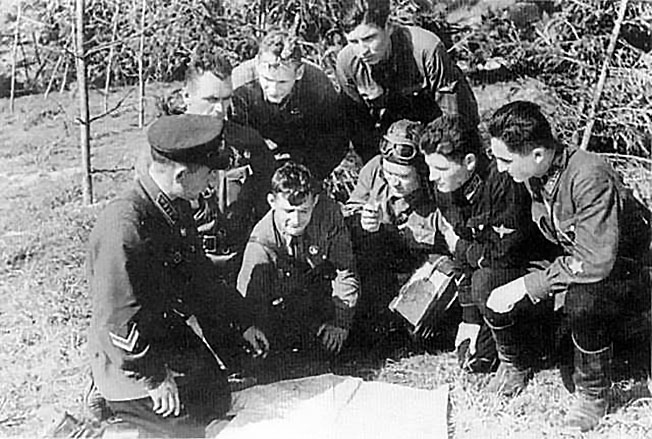 Летчики 11-го иап получают задачу на штурмовку войск противника. Аэродром Кубинка, октябрь 1941 г. Слева - командир полка г.А.Когрушев, в центре у карты - К.Н.Титенков.