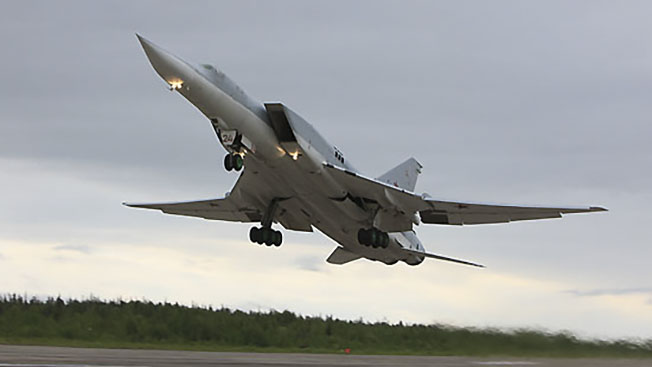 Перехватчик МиГ-31 и бомбардировщик Ту-22М3 вооружились «Кинжалами»
