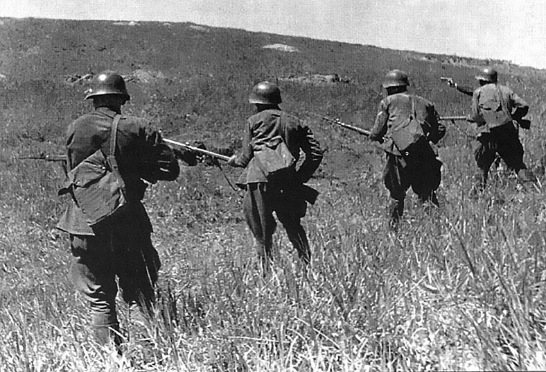 Наступление солдат 39-го стрелкового корпуса.