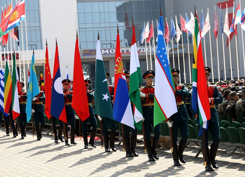 Флаги государств участников выносит почетный караул.