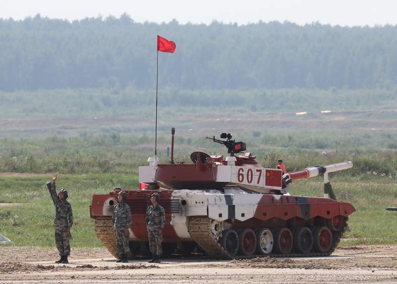 Китайский экипаж на китайском танке.