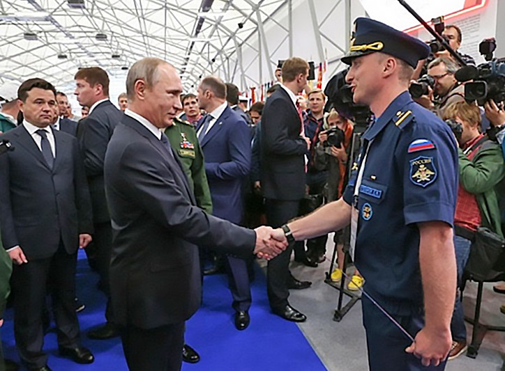 Президент Владимир Путин у стенда академии на выставке.