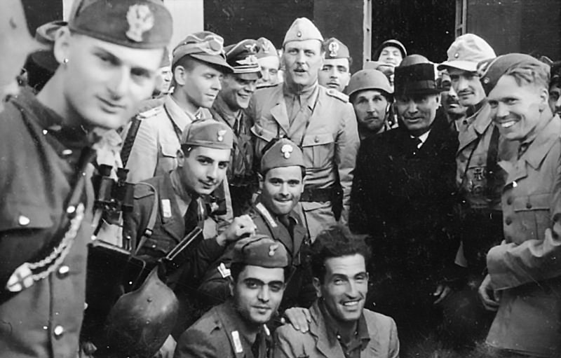 Отто Скорцени с освобожденным Бенито Мусолини.