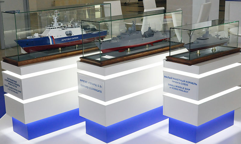 Макеты модернизированных кораблей береговой охраны «Гепард» и пограничных боевых катеров.