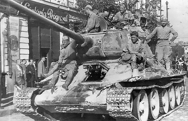 Танк Красной Армии в освобожденном Бухаресте.