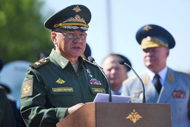 Министр обороны РФ Сергей Шойгу выступает на торжественной церемонии открытия памятника.