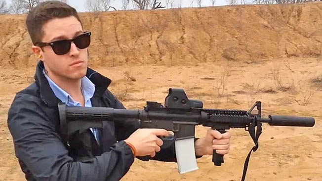 Коди Уилсон с распечатанной автоматической винтовкой АR-15 на стрельбище.