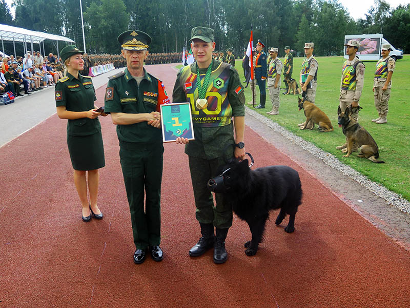 Генерал-майор Владимир Головачев с победителями соревнования  «Верный друг».