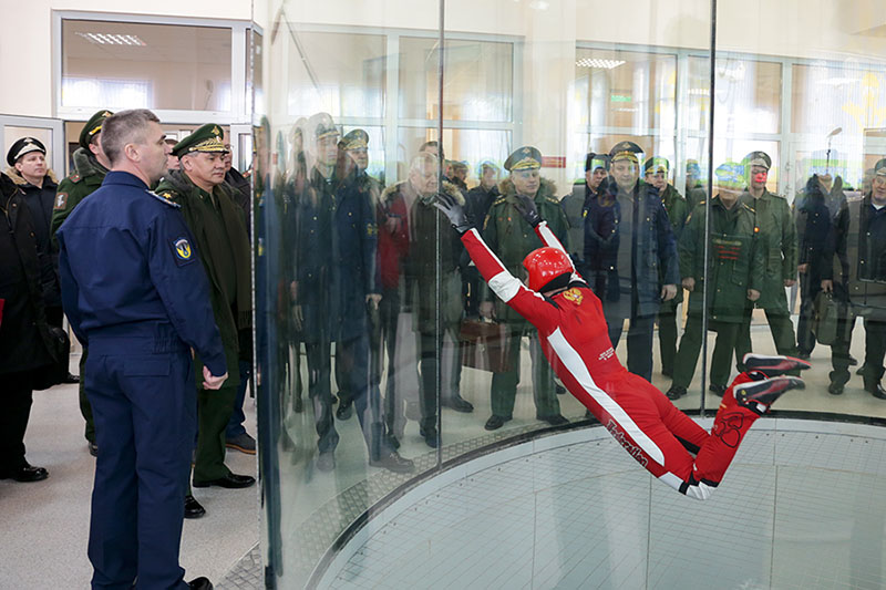 Министр обороны РФ Сергей Шойгу осмотрел аэродинамическую установку для обучения парашютистов. 