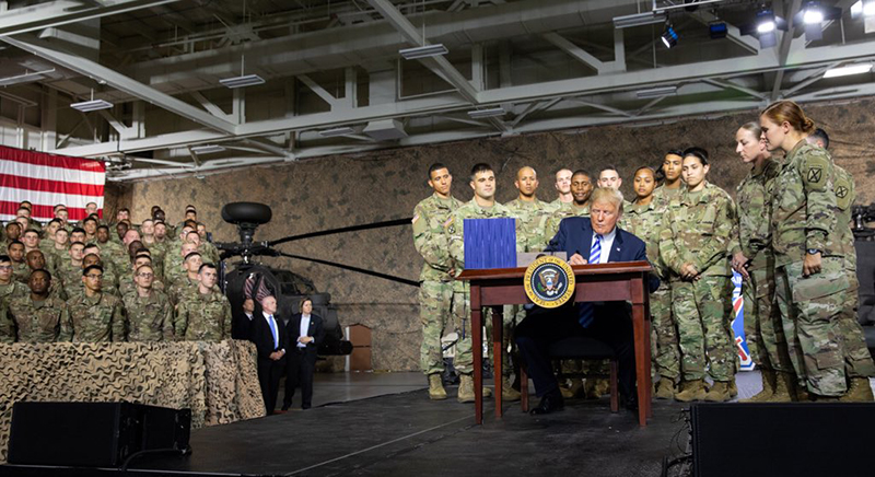 Президент Трамп подписывает военный бюджет на военной базе Форт-Драм.