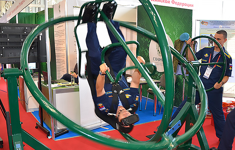 Динамический тренажер парашютиста-десантника дополнили элементами виртуальной реальности.