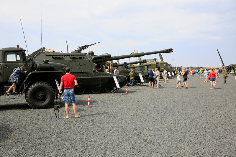 Выставки военной техники в регионах в рамках форума.