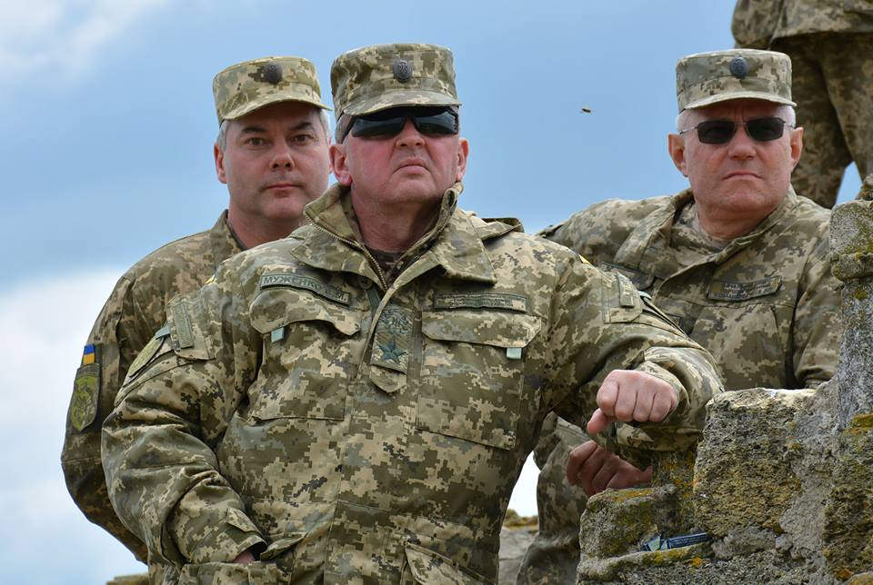 Генерала  армии Украины Виктора Муженко (в центре) волнует буря в стакане.