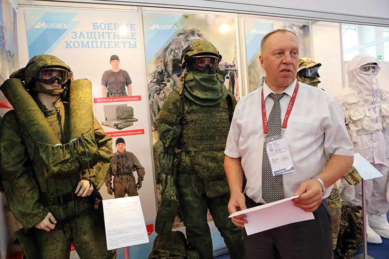 Ведущий специалист пермского ЗАО «Кираса» Сергей Корелин представляет средства индивидуальной бронезащиты и боевой экипировки.
