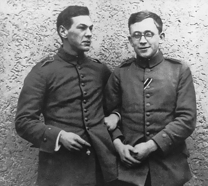 Рихард Зорге (слева) с товарищем в 1915 году.