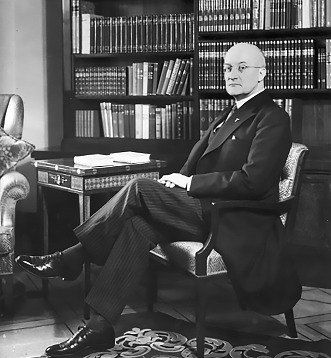 Германский посол Герберт фон Дирксен.