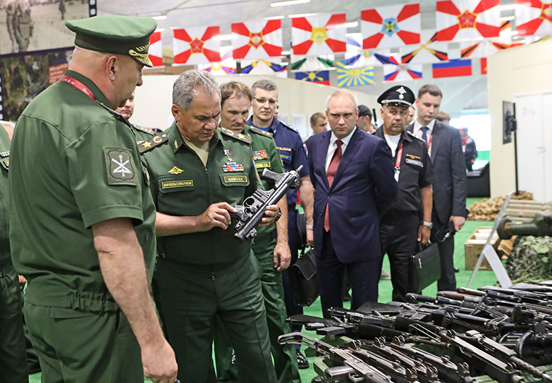 Генерал армии Сергей Шойгу осматривает трофейное стрелковое оружие.