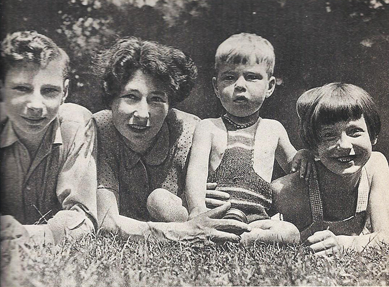 Урсула Кучински с детьми в 1945 году.