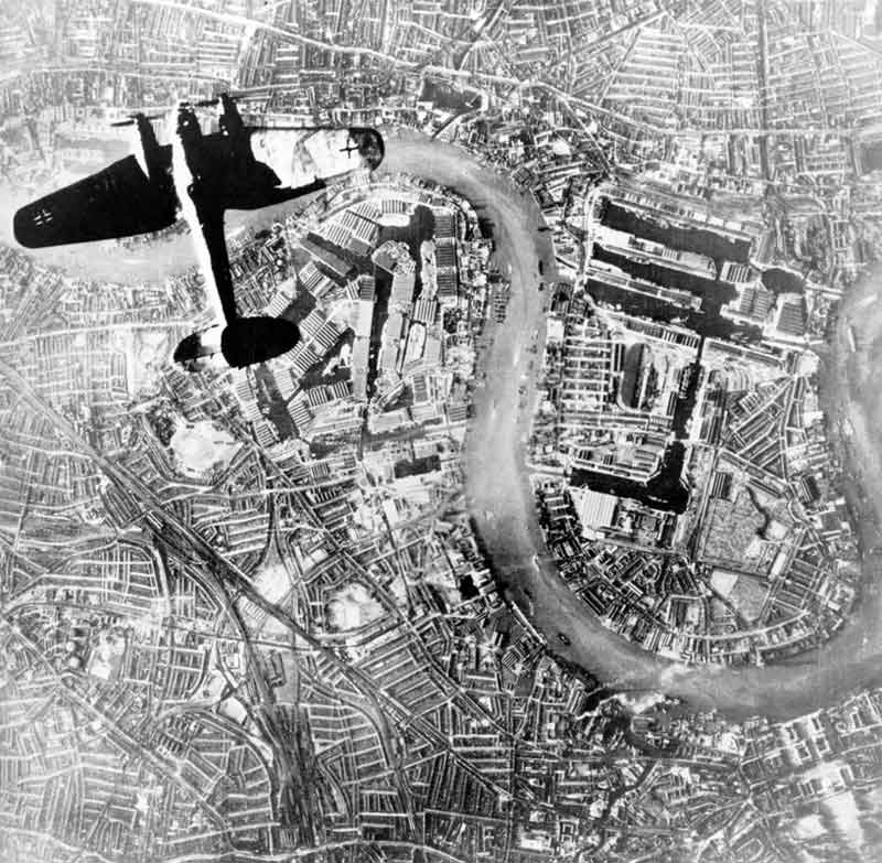 Бомбардировка Лондона немецкой авиацией.