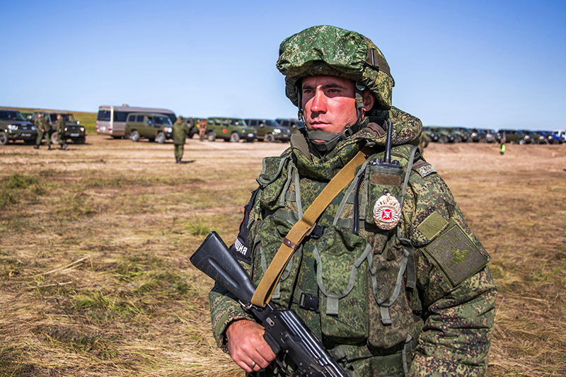 В маневрах будут участвовать около 300 тысяч российских военнослужащих всех родов и видов войск.