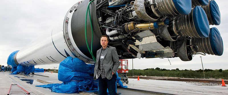 Илон Маск у своей ракеты «FALCON 9».