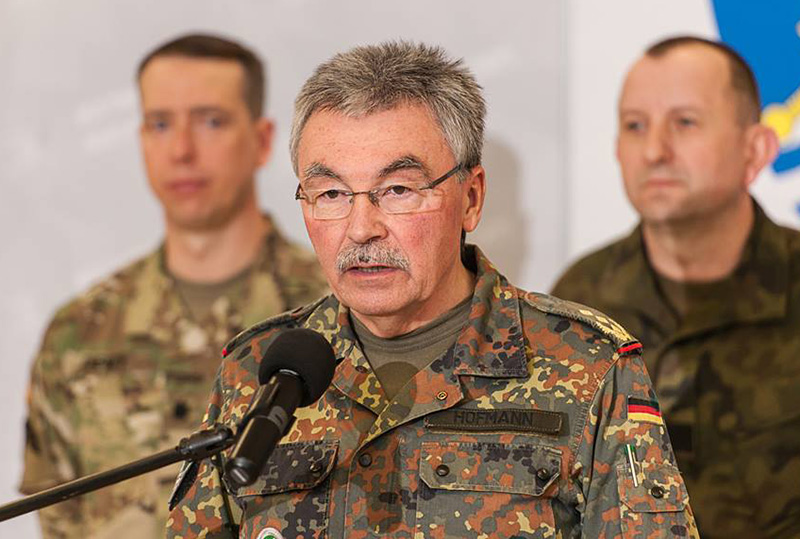 Генерал-лейтенант Манфред Хофманн считает польских солдат «слабым звеном» своего воинства.