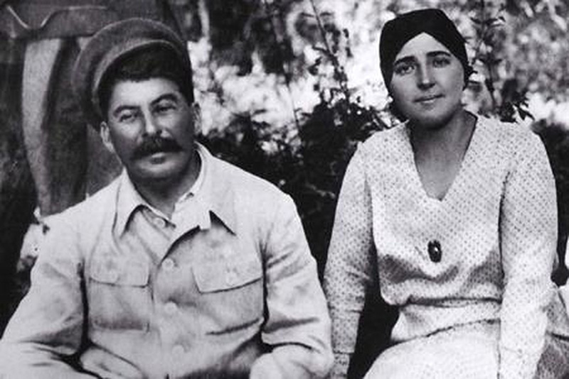 Сталин со своей женой надеждой Аллилуевой.
