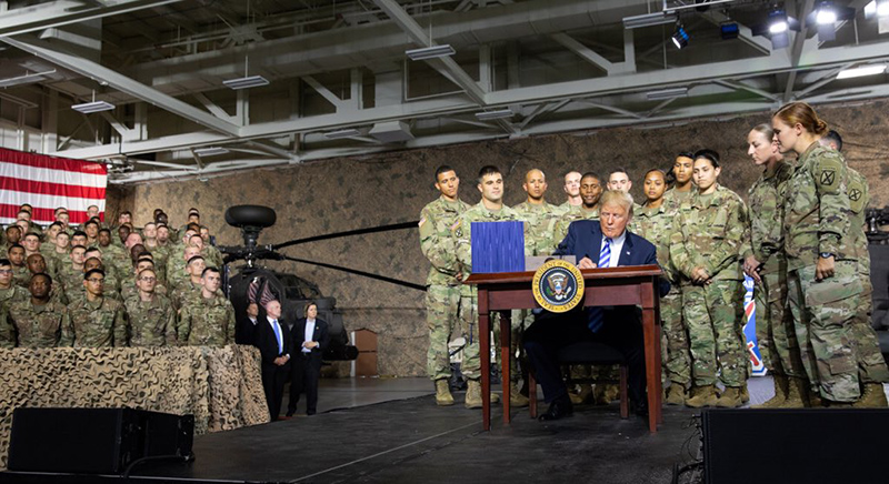 Дональд Трамп подписывает оборонный бюджет на 2019 год.