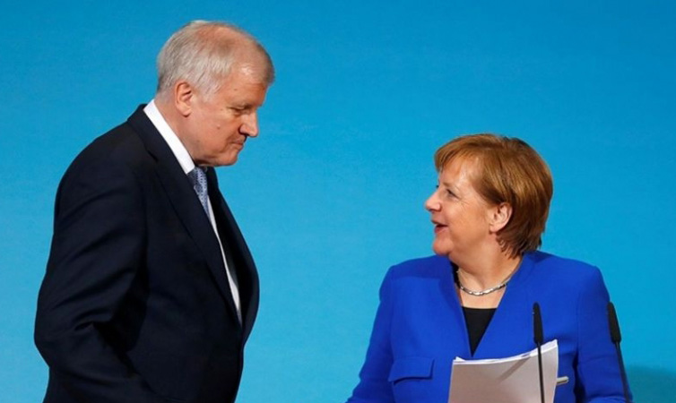 Канцлеру Ангеле Меркель (ХДС) и главе ХСС Хорсту Зеехоферу пришлось обсудить кадровый вопрос .