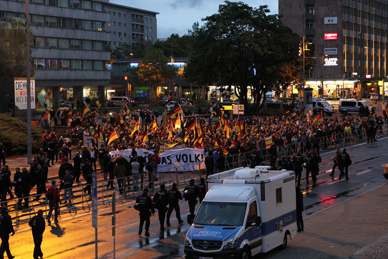 В Хемнице прошли многотысячные демонстрации жителей города, недовольных миграционной политикой правительства.
