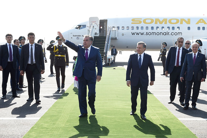 Президент Таджикистана Эмомали Рахмон (слева) с главой Узбекистана Шавкатом Мирзиёевым.