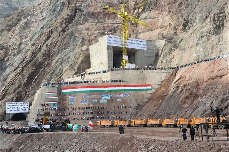 Строительство крупнейшей в Центральной Азии Рогунской ГЭС.
