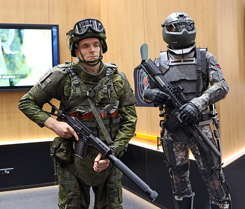 «Ратник-3» на манекене и «Ратник-2» на солдате.