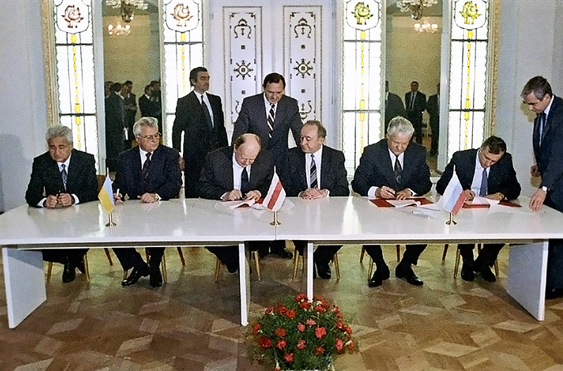 В Беловежском  соглашении Ельцина не удовлетворило только то, что он перестает из-за отмены всех норм быть Гавнокомандующим ВС РФ.