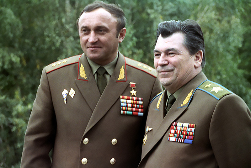 Два лица, два министра министра обороны: Павел Грачев и Евгений Шапошников. И у каждого своя роль.