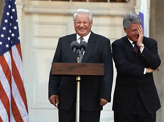 Ельцин попросил Клинтона оказать поддержку, если придется разобраться с российским парламентом «недемократическим способом».