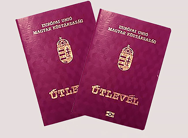 Венгерские паспорта вручаются этническим венграм в Закарпатье.