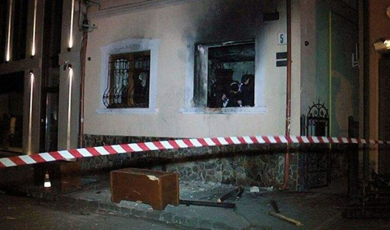 Здание «Общества венгерской культуры» в Ужгороде после поджога.