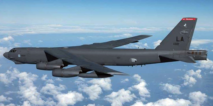 Бомбардировщик Б-52 американских ВВС обеспечиват «свободу мореплавания» в Южно-Китайском море .