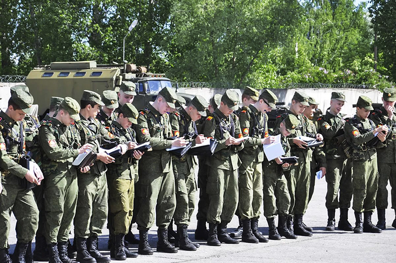 Уклад военной жизни суворовцы осваивают на практике.