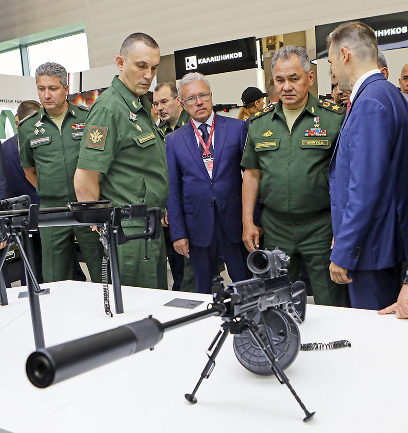 Министр обороны РФ генерал армии Сергей Шойгу на форуме «Армия-2018» осматривает ручной пулемет концерна «Калашников» РПК-16.
