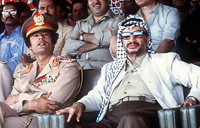 Каддафи с лидером ООП Ясером Арафатом.