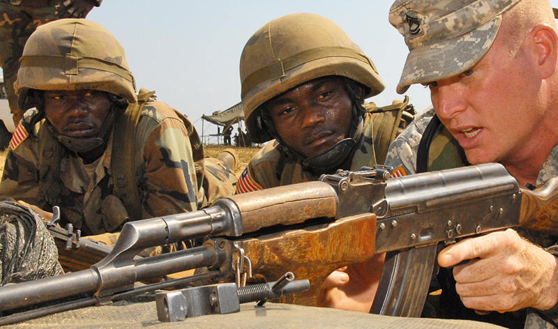 Американские солдаты уважают автомат Калашникова.