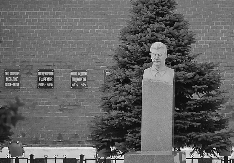 Даже после смерти Мехлис оказался рядом со Сталиным.