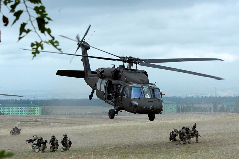 Американцы задействовали в учениях боевые вертолеты UH-60 Black Hawk.