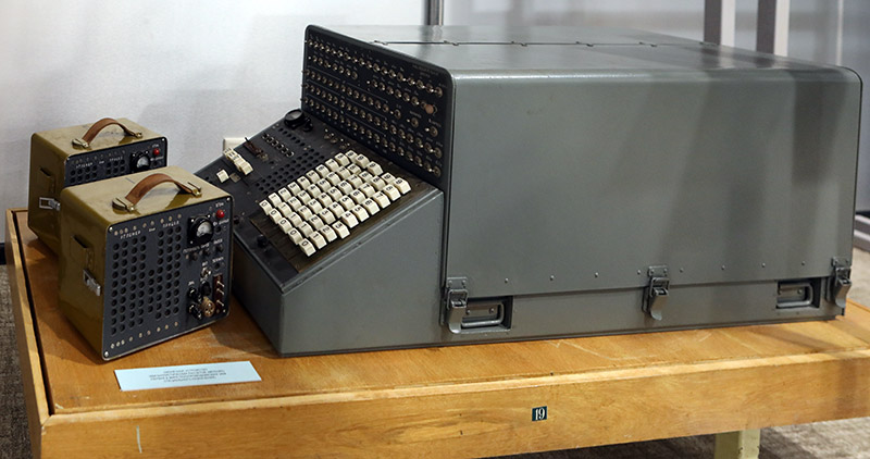 Советская электронно-вычислительная машина военного назначения «Молния».