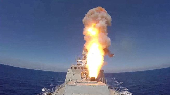 Решающий удар по террористам нанесли наши военные моряки «Калибрами» с  фрегата «Адмирал Эссен»  на подступах к сирийскому Дэйр-эз-Зору..