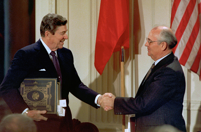 Михаил Горбачев и Президент США Рональд Рейган в Белом доме после подписания советско-американского Договора о ликвидации ракет средней и меньшей дальности.